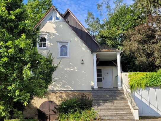 Freistehendes Einfamilienhaus mit großem, idyllischem Garten und Doppelgarage