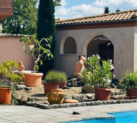 Mediterranes Refugium mit Traumgarten und beheizbarem Pool - Wohnen, wo andere Urlaub machen