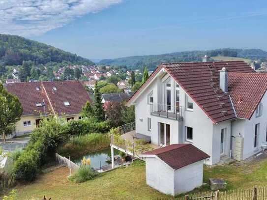 Traumhaftes 6 Zimmer Familyhome mit gr. Garten, Schwimmteich Cheminéeofen und Doppelcarport