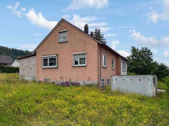 Renovierungsbedürftiges Einfamilienhaus mit großem Grundstück im idyllischen Frankenhardt