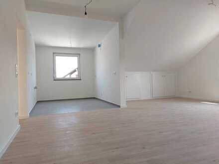 Helle, komplett kernsanierte und schön geschnittene 2,5-Zimmer-Dachgeschosswohnung
