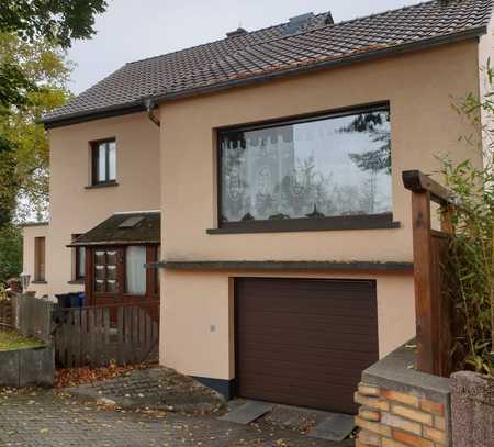 *von Privat* Einfamilienhaus mit 6 Zimmern, Garage und Keller