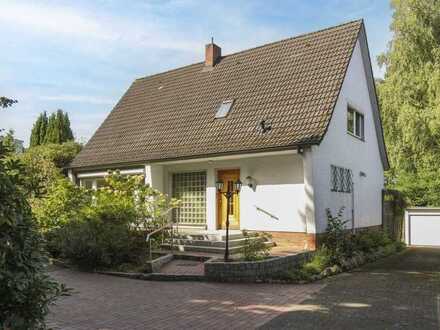 Renovierungsbedürftiger Familientraum mit herrlichem Garten in Hamburg-Volksdorf