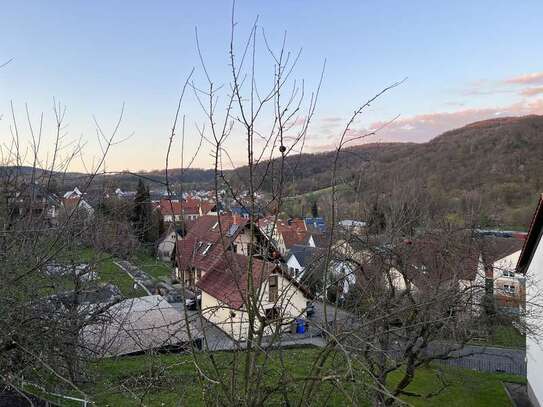 Modernisierte 4-Raum-Wohnung mit Balkon und Einbauküche in Mömbris