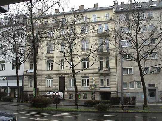 Komplett sanierte, moderne Wohnung mit Balkon und Aufzug im Stilaltbau in Laufnähe zur Innenstadt