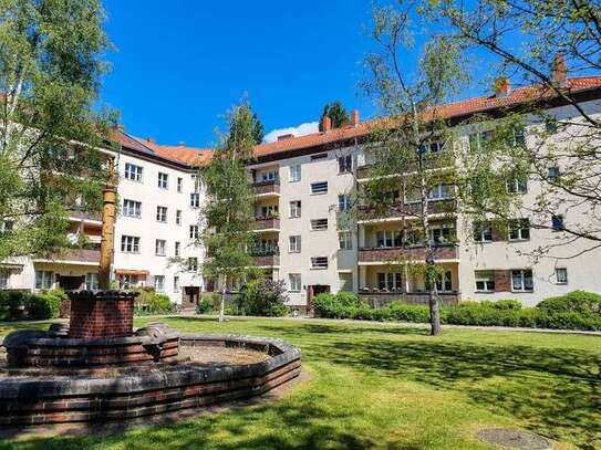 A beautiful sunny 2.5 room Bauhaus apartment in Zehlendorf, near S-Bahn