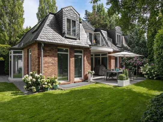 Alt-Hahnwald: Elegante Doppelhaushälfte im englischen Cottage-Stil in idyllischer Ruhiglage