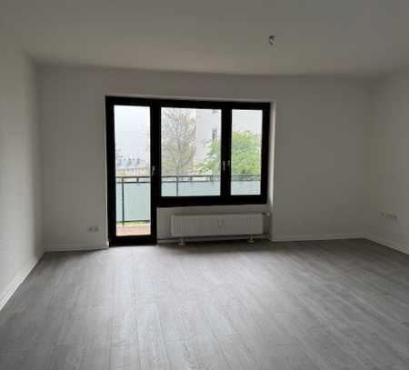 4-Zimmerwohnung in Erdgeschoss--komplett neu renoviert !