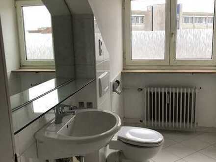 Ansprechende 2-Zimmer-DG-Wohnung mit Einbauküche in Nürnberg