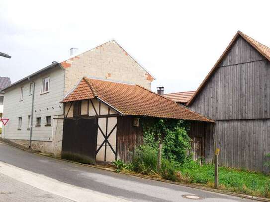 Leben auf dem Lande: Ehem. Bauernhaus mit Scheune und Garten