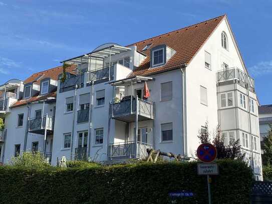 Geschmackvolle Wohnung mit drei Zimmern sowie Balkon und Einbauküche in Freising