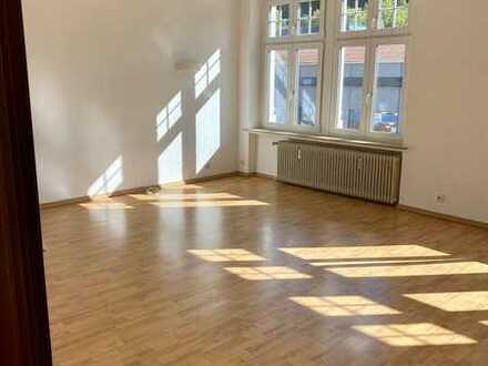 Großzügige Altbauwohnung mit großer Terrasse