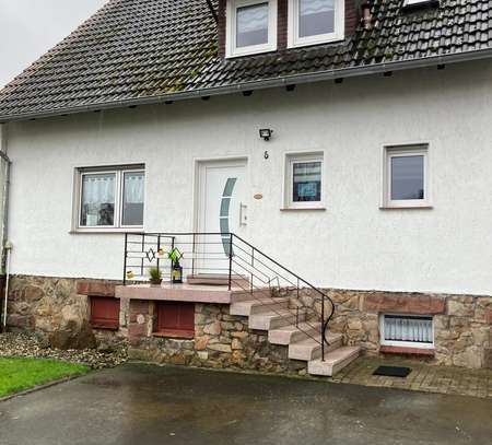 Schöne und gepflegte 2,5-Zimmer-Erdgeschosswohnung mit Balkon und EBK in Kirtorf