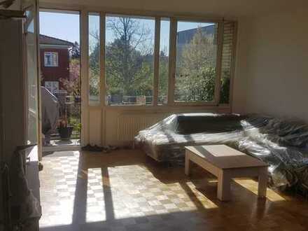 Geschmackvolle Wohnung mit drei Zimmern sowie Balkon und Einbauküche in Altglinicke,in ruh