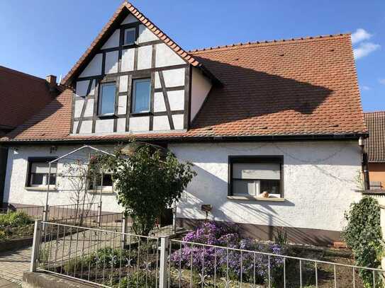 GEBSTEDT Gepflegtes Einfamilienhaus (Bauernhaus) mit Einfahrt, Innenhof sowie Nebengelaß