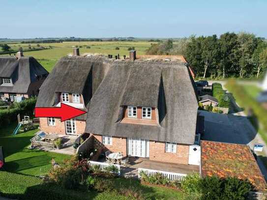 Haushälfte unter Reet mit Blick in die Midlumer Marsch