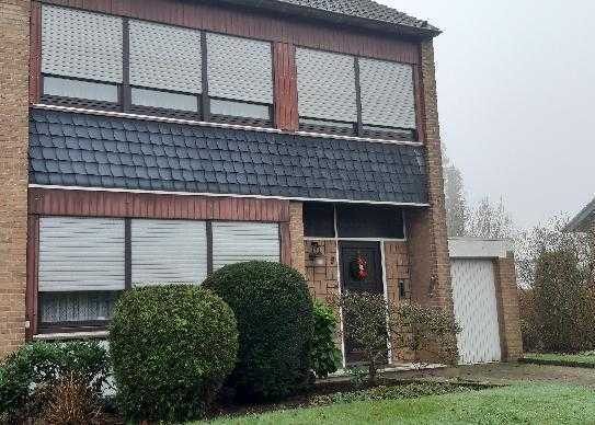 geräumiges Einfamilienhaus (DHH) mit Garten und Garage in gefragter Lage