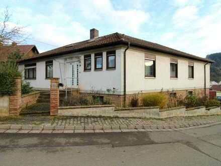 Lauterecken : Freistehender Winkelbungalow mit 2 Garagen und tollem Grundstück