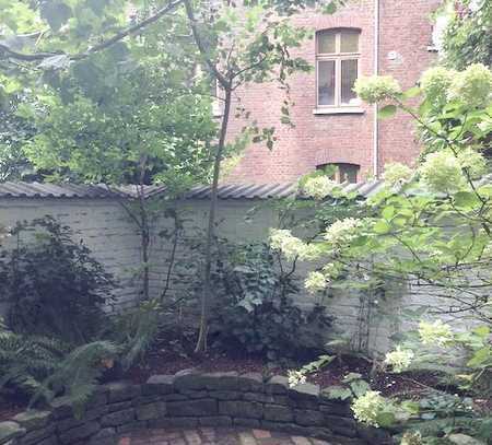 Pempelfort Altbauwohnung Sehr schöne 2 Zi. offene Küche weiße Einbauküche Diele Bad Terrasse/Garten