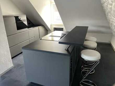 Attraktive, modernisierte 2,5-Zimmer-Dachgeschoss-Whg mit luxuriöser Innenausstattung i