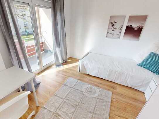 **Frisch renoviertes WG-Zimmer mit Balkon in Flughafennähe – Ab 06.10.2024 frei**