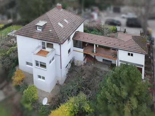 Besonderes Architektenhaus mit 3-4 Wohnungen mit sep. Grundstück, Garage in ruhiger zentraler Lage