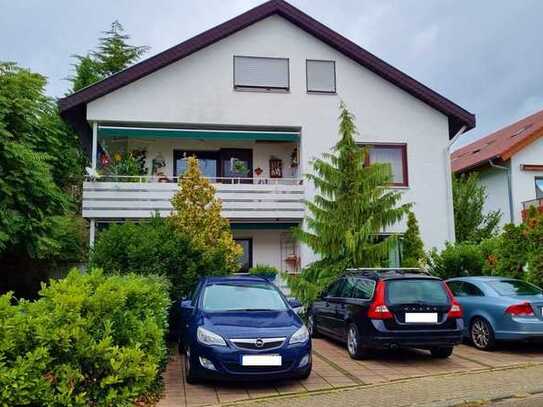 Großzügig geschnittene 4 Zimmer-Erdgeschosswohnung mit eigenem Garten, Terrasse, Balkon und Garage