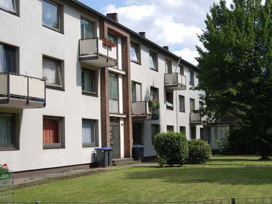 Freundliche und modernisierte 3-Raum-Wohnung mit Balkon und Einbauküche in Moers