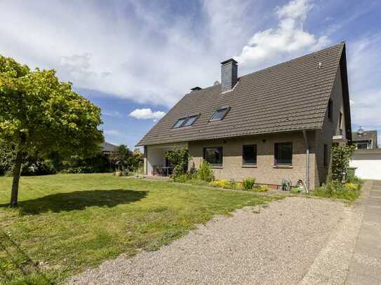 Dormagen-Straberg: Saniertes Einfamilienhaus mit Garage auf großem Grundstück in ruhiger Lage