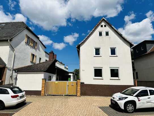 Freistehendes Einfamilienhaus mit Garten, Nebengebäude und Garage von Privat