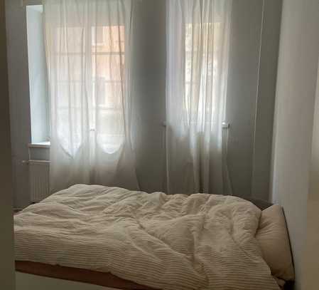 Untermieter gesucht! 2-Zimmer-Wohnung mit Balkon und EBK in Berlin Neukölln vom 01.12.24-01.04.2025