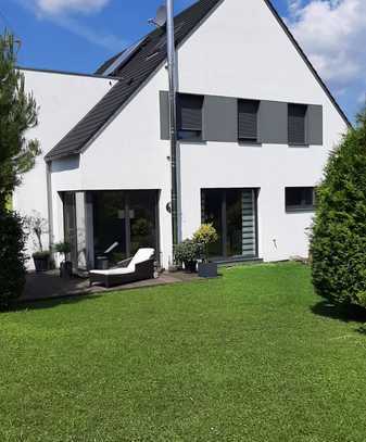 Moderne Architektur/Feldrandlage