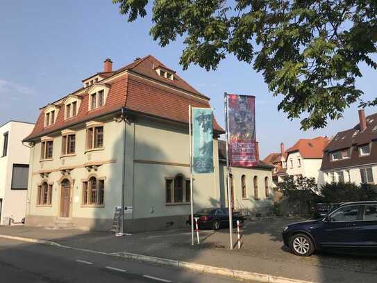 Bürogebäude mit Wohnung zentral in Bahnhofsnähe mit großem Saal und 14 Parkplätzen