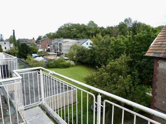 Lichtdurchflutete Dachgeschoss-Wohnung mit Balkon