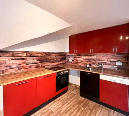 Schöne Dachgeschosswohnung mit moderner Einbauküche