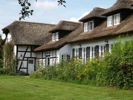 Reetdach-Fachwerk-Bauernhaus