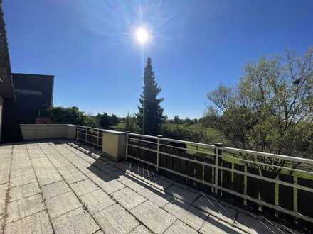 MÜNCHINGEN. FRISCH RENOVIERTE DG-WOHNUNG, 3,5 ZIMMER, DACHTERRASSE, GARAGE, STELLPLATZ, FREI.