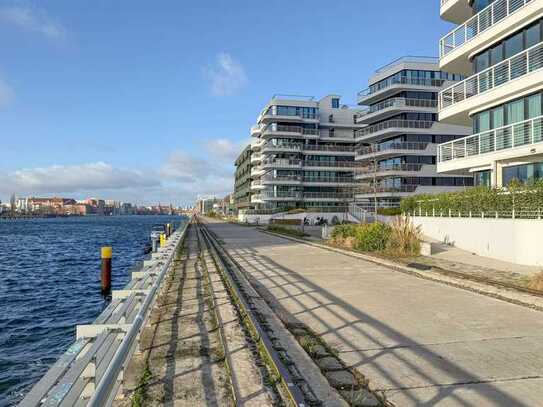 Exklusive Neubauwohnung im prämierten WAVE mit Bootsanliegeplatz und Rooftop-Terrasse!