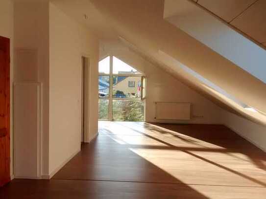 Lichtdurchflutete Dachwohnung mit EBK und Glasfaseranschluss in Rheinbach