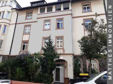 RENOVIERTE 4-ZIMMER ALTBAUWOHNUNG MIT BALKON IM GEPFLEGTEN MEHRFAMILIENHAUS