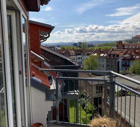 Helle 3-Zimmer DG Wohnung mit Balkon in zentraler Lage