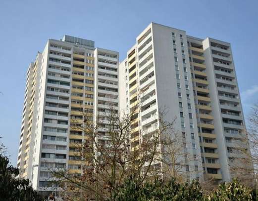 Sanierte 3 ZKBB Wohnung mit Tiefgaragenstellplatz!