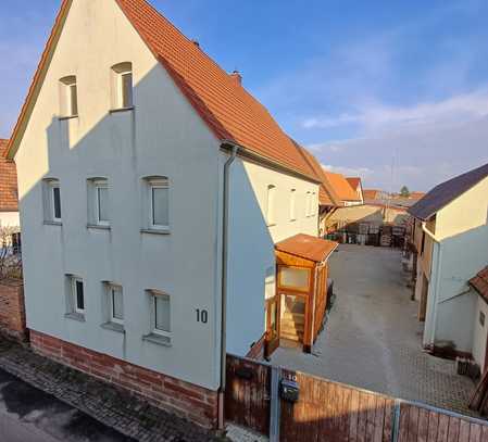 Haus mit sechs Zimmern, Scheunen und viel Platz