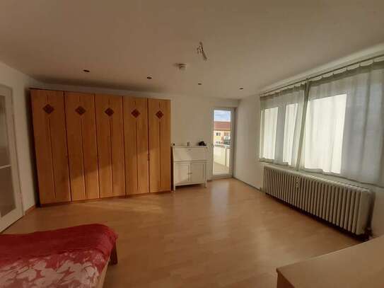 Helle 3-Zimmer-Wohnung mit Loggia und EBK in München Moosach (teilmöbliert)