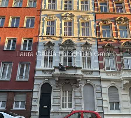 Ein Mehrfamilienhaus in zentraler Lage mit Anbau und 8 Wohneinheiten.