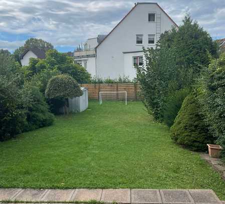 Gartenwohnung mit eigenem Parkplatz, nah an der Bahnhaltestelle