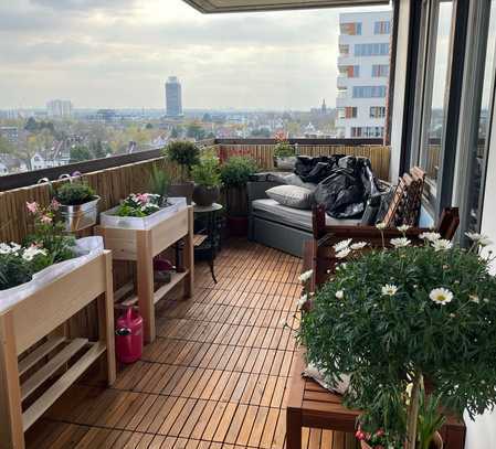 Modernisierte 3-Raum-Wohnung mit Balkon und Einbauküche in Köln