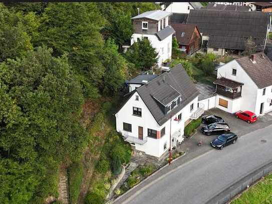 Modernisiertes Zweifamilienhaus mit Wiedblick und 3 Balkonen