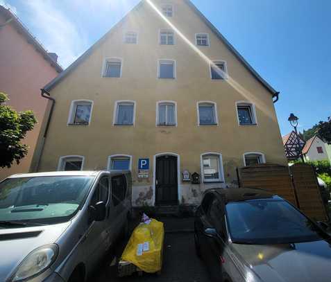 Sanierungsbedürftiges großzügiges Mehrfamilienhaus, im Einkauf liegt der Gewinn