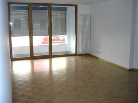 Gut geschnittene 2 Zi. Whg. mit Loggia und Duplex Tiefgaragenplatz in zentraler Lage der Neustadt